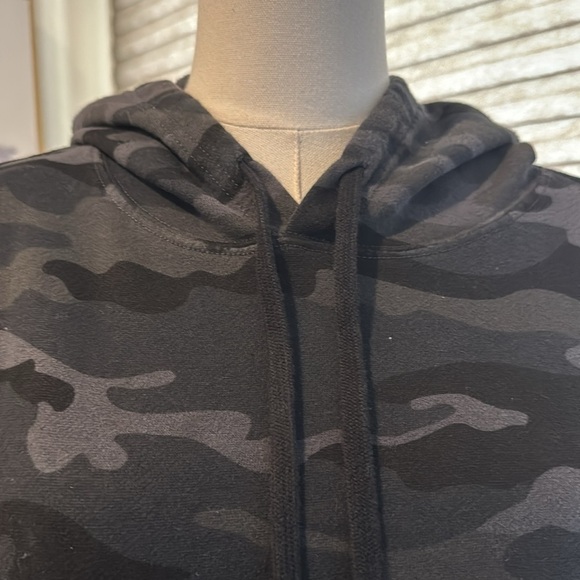 Woman's Black Camo Cropped Hoodie. Size Small - Picture 3 of 6